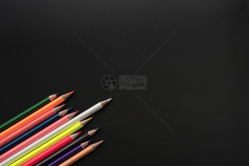 白铅笔在黑背景或白颜色铅笔中引出其他共享点在黑背景和复制空间上引出其他共享点领导社区订婚图片