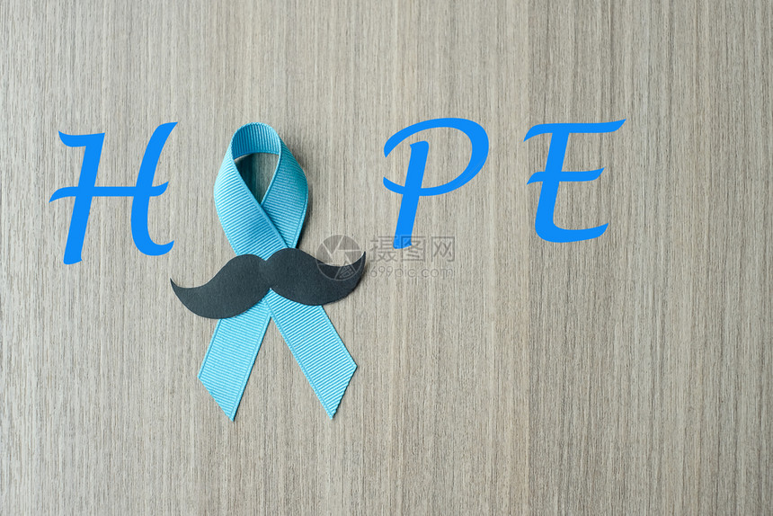 手领带前列腺癌症意识浅蓝带和木背景的胡子以支持人们生活和疾病男子保健护理和世界癌症日概念男人保健及世界癌症日概念药物图片
