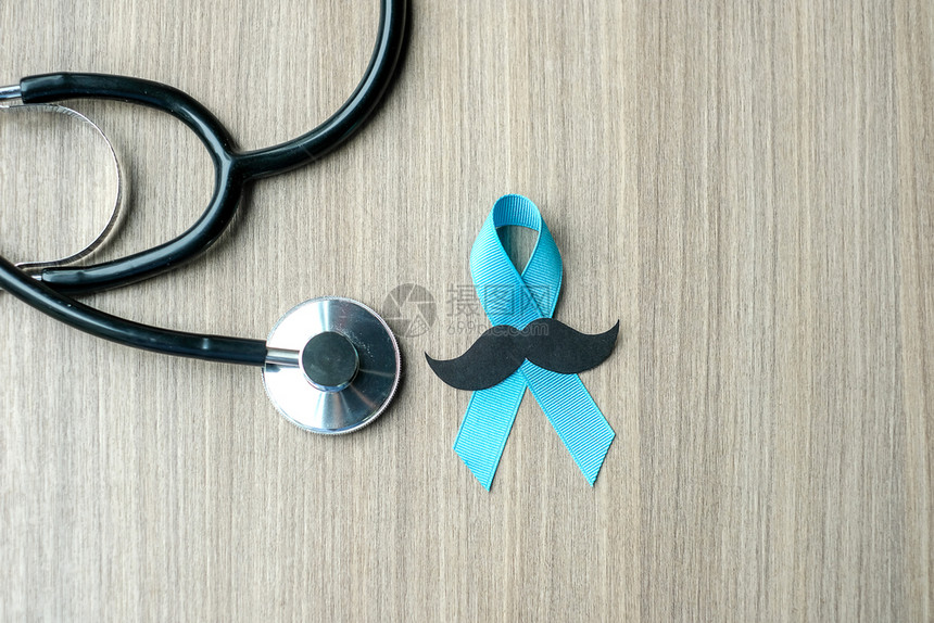 颜色男士医生对前列腺癌症的认识带听诊器的浅蓝丝带以支持人们生活和患病者男子保健护理和世界癌症日概念图片