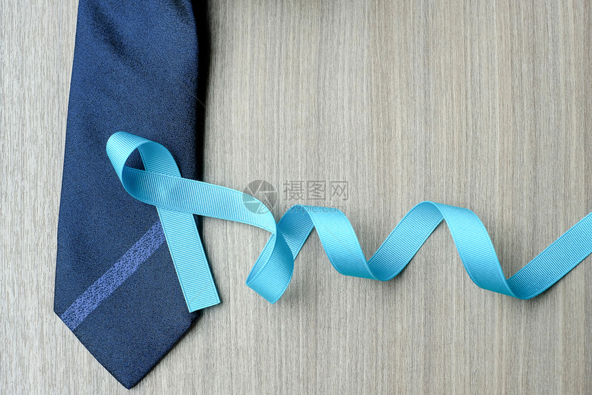 希望象征前列腺癌症意识轻蓝带领的丝以支持人们生活和患病者男子保健护理和世界癌症日概念帮助图片