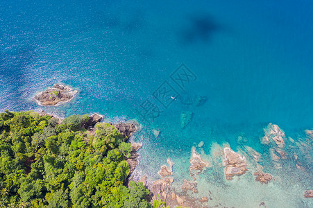 普吉岛印度尼西亚海洋浪滩和岩石岸线以及美丽森林的空中顶层景色美丽的自然景观背岛屿和热带旅游者的背景行图片