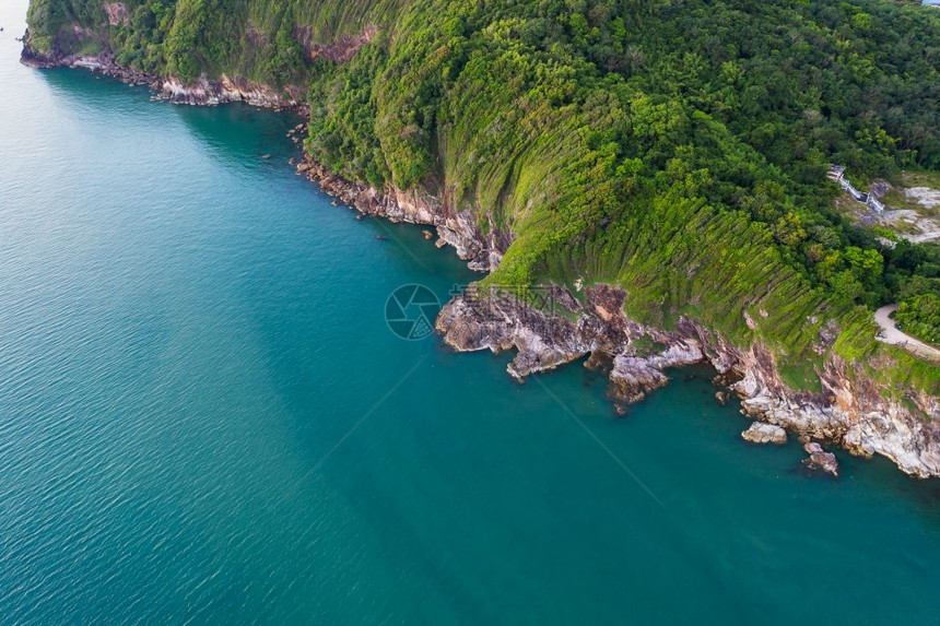 水游艇白色的海洋浪滩和岩石岸线以及美丽森林的空中顶层景色美丽的自然景观背岛屿和热带旅游者的背景图片