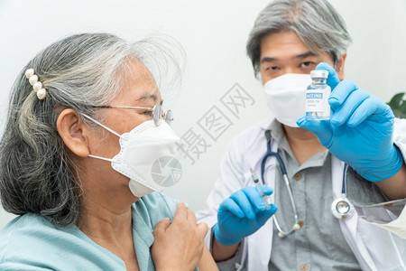 为老年女病人接种疫苗的医生图片