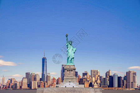火炬女神位于Hudson河和纽约市风景背的一个世界贸易建筑中心的自由女神与下曼哈顿纽约市的地印中心美国建筑学背景