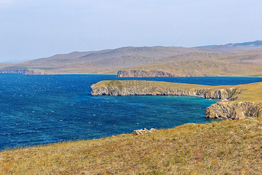 阳光海岸线如画在西伯利亚夏季Baikal湖和Olkhon岛的岩石海岸旅游季风景美丽全观了贝加尔湖的绿水图片