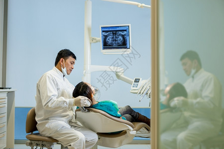 给病人治疗牙齿的医生图片
