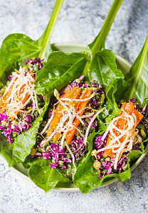 蔬菜早餐胡萝卜豆类草药刺青混凝土生锈背景的菠萝沙拉制作健康的沙拉菜图片