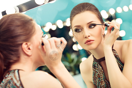 年轻女使用面纱专注镜子中的反光年轻肉欲优雅图片