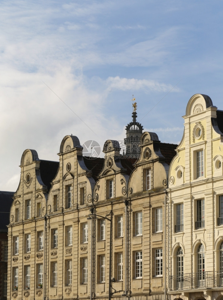 重建屋中央法国Arras大广场周围的旧楼建筑图片