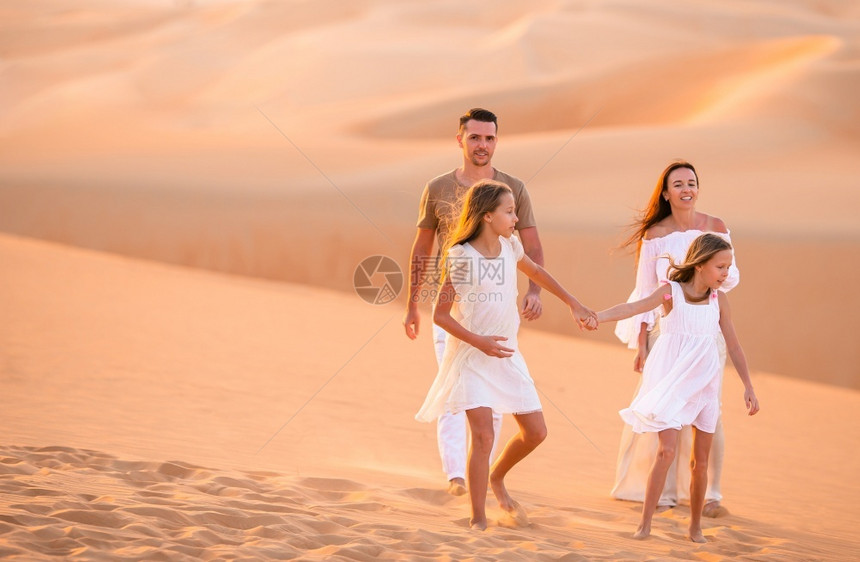 之中广阔的在阿拉伯联合酋长国RubalKhali沙漠中四口在大沙漠中的青年家庭四口阳光图片