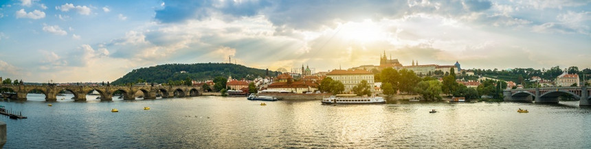 波西米亚景观建造布拉格太阳光束横跨布拉格的旧城在桥梁和空调上晒日落光束图片