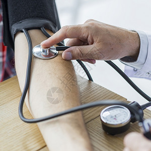 血压计桌子用测量血压的听诊器测蓝色的图片