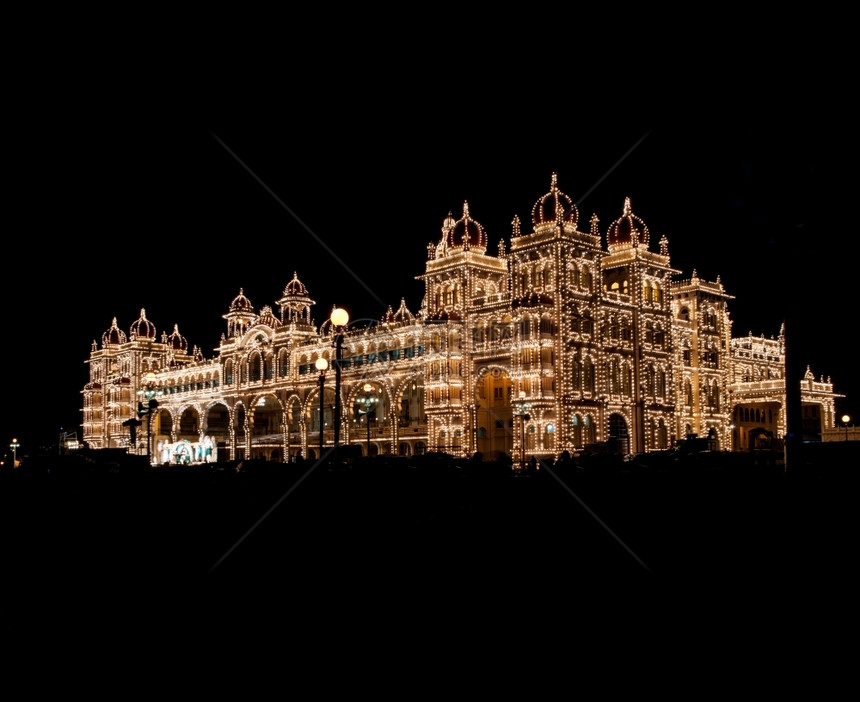 地标美丽的在杜瑟拉节日全灯光下Mysore宫殿摄影图片