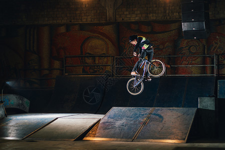 生活骑滑冰场的极端Bmx骗术城市室内运动的背景