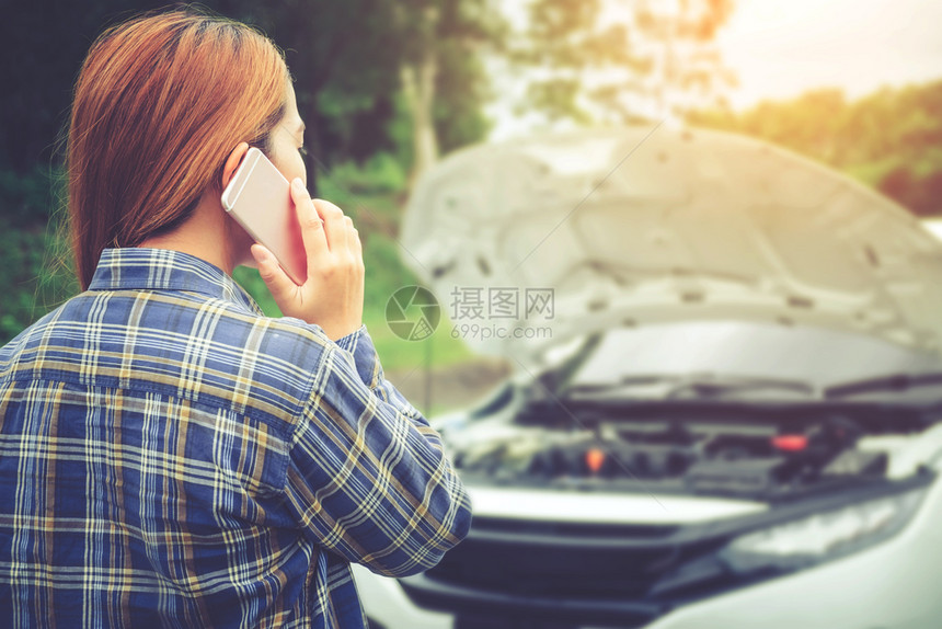 麻烦青年女子要求协助他的汽车子在路边被撞坏沟通保险图片