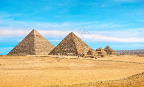 古老的蓝色吉萨伟大金字塔夏日埃及吉扎的大金字塔著名图片