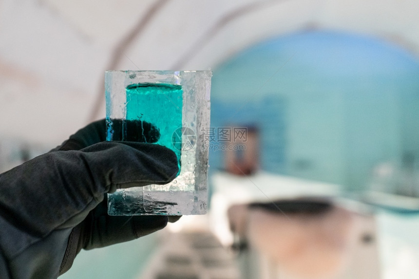 鸡尾小短杯由手头冰制成在冬季伊格卢冰条强的酒伏特加图片