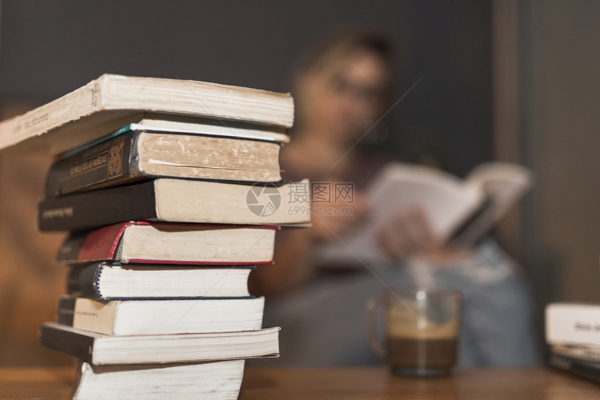 对话接近阅读女咖啡的书架纸板聪明图片