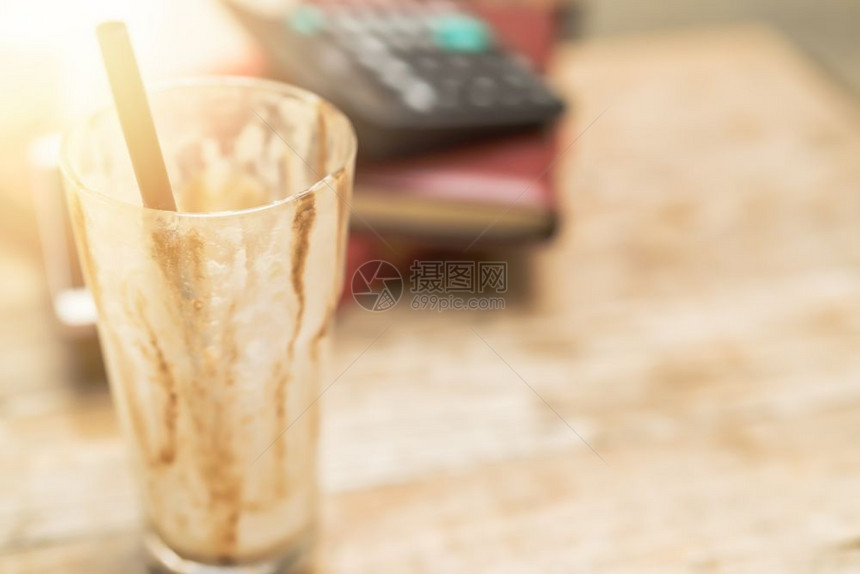 酒吧酿造稻草木桌背景上空的冰雪摩卡咖啡杯图片