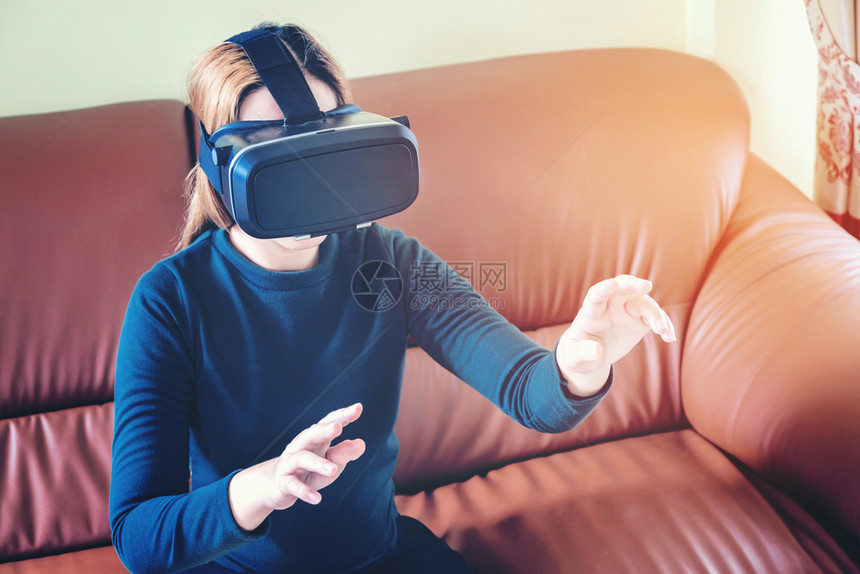 可穿戴佩虚拟现实眼镜的妇女展示模拟图片