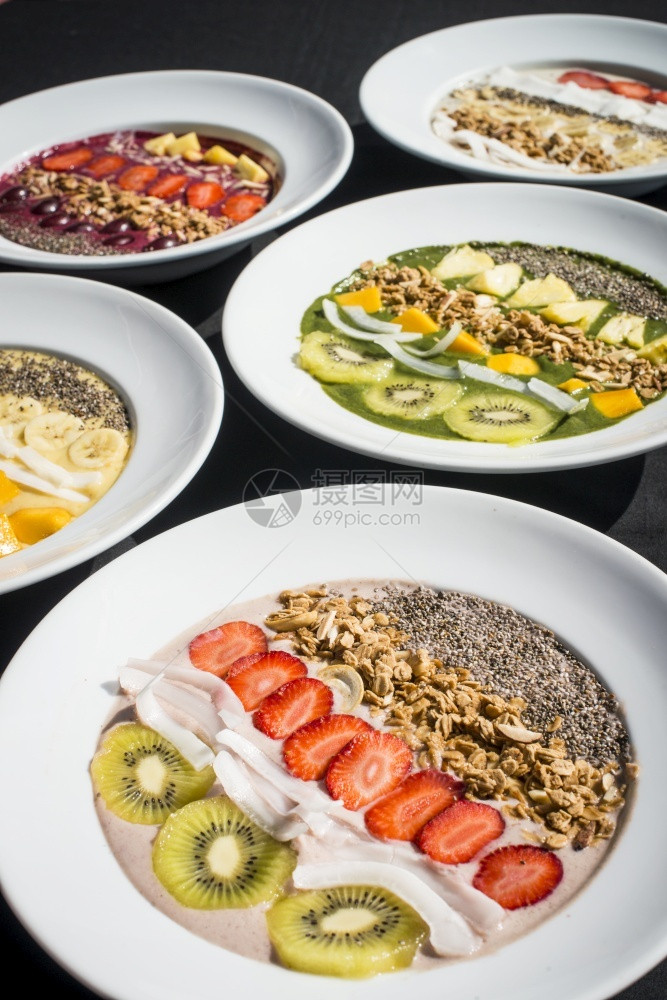 桌子抗氧化剂埃及选取五种不同的滑盘碗有不同水果酸奶颗粒和坚果种子图片
