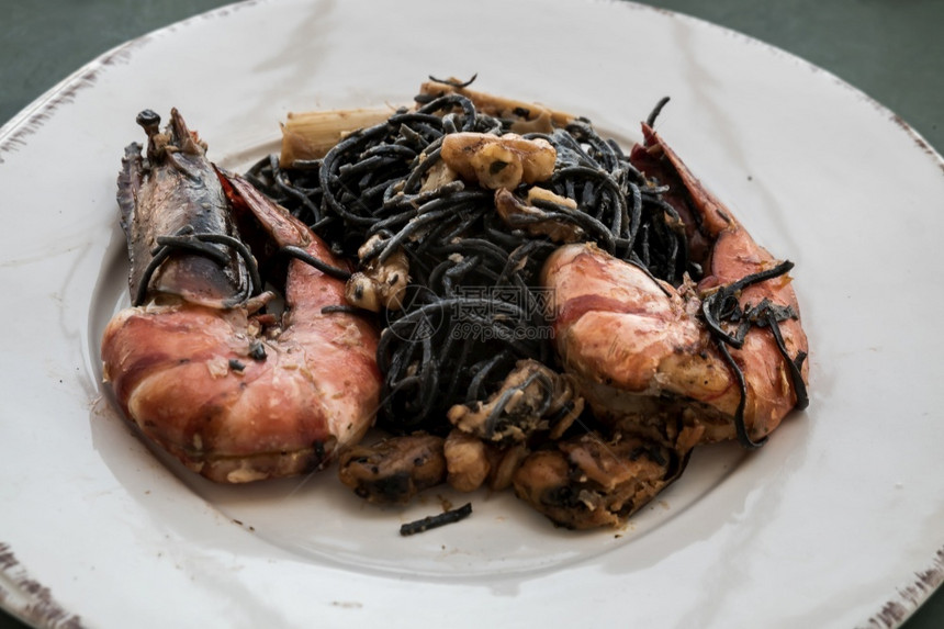 盘子白陶瓷上装有河虾或贝和竹的健康饮食焦点与模糊HiceEnfoodFocusandflear白色的专业图片
