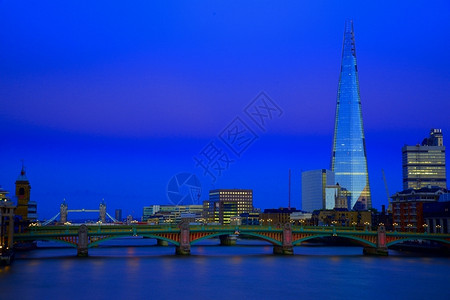 反射旅游晚上新伦敦市政厅河边的全景泰晤士河图片