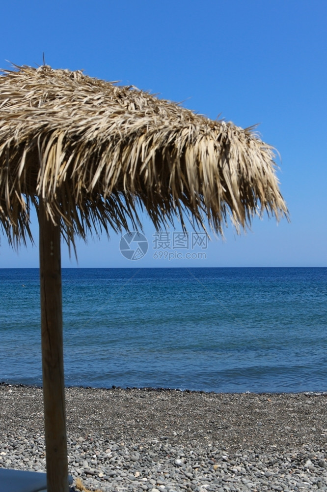 希腊圣托里尼岛的卡马海滩带有黑色火山石独特椅子海洋图片