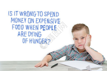 蓝色格子衬衫无论情感童年穿着格子衬衫的高加索学龄男孩思考世界的问题虑当全世界人民正在死于饥饿时是否购买昂贵的食物在世界上人们饿死的时候是否购设计图片
