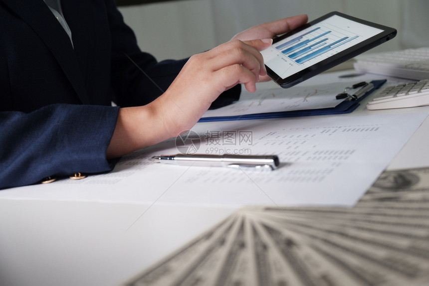 软垫信息战略从事办公室财务分析工作的妇女在商业会计保险或金融概念上挂图的办公财务分析图片