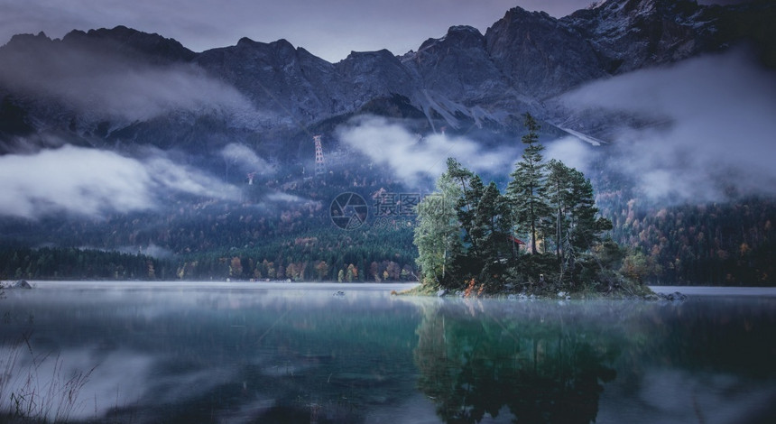 蓝色的位于德国巴伐利亚的艾布西山湖上日出令人惊异的奇幻阿尔卑斯山脉欧洲景观摄影戏剧冒险图片