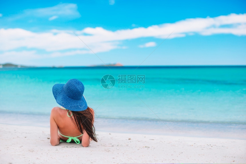 女人躺在沙滩上享受大海图片
