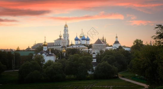 文化俄罗斯谢尔吉耶夫镇黄昏的三一圣塞尔吉修道院日出家背景