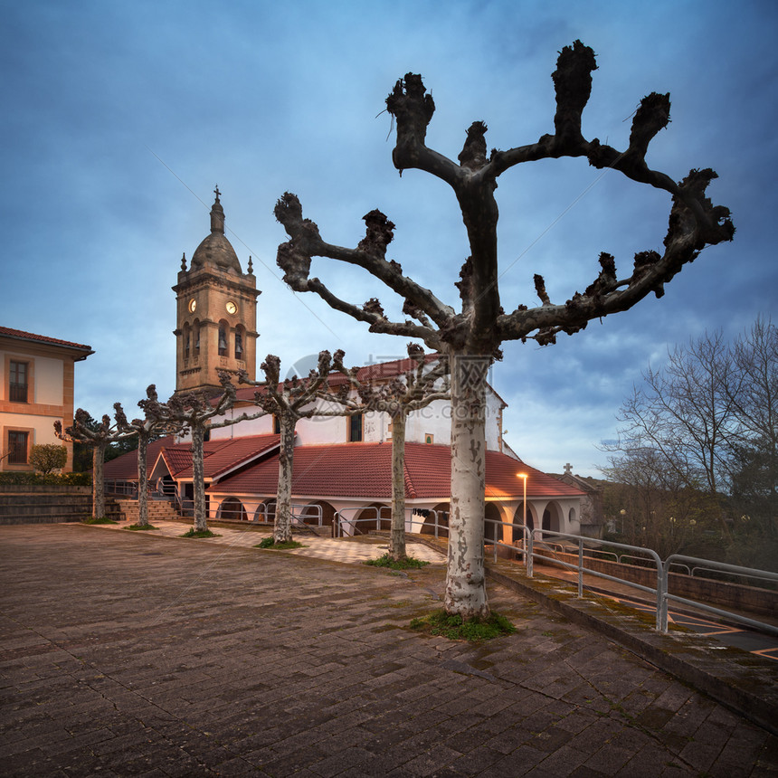 巴里卡历史村庄西班牙巴斯克州Barrika的圣玛丽亚教堂IglesiaParroquial图片