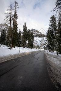 冬天崎岖位于意大利北部多洛米特人高山口的一条公路风景图片