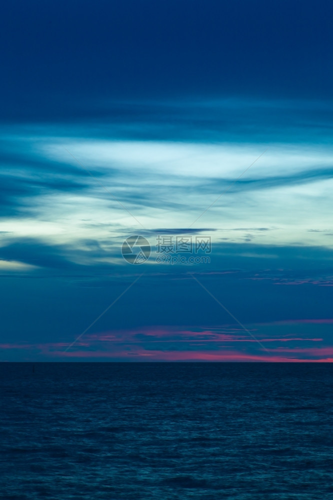 海天一色逐渐进入傍晚的黑暗太阳已逐渐消失地平线夜晚橙图片