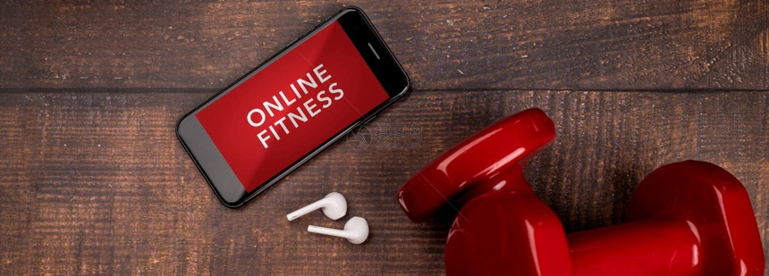 重量房间红色的用于培训室内在线健身方案的红哑铃和智能手机木林背景App用于培训室内在线健身方案家庭在线锻炼TopViewCovi图片