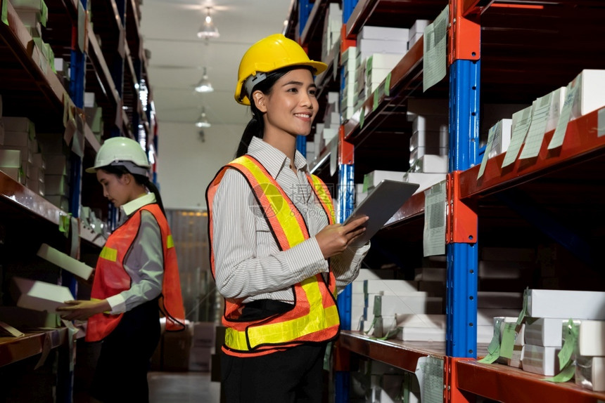 仓储出口在库工作的女人物流供应链和仓库业务概念在仓库工作的女人程师图片