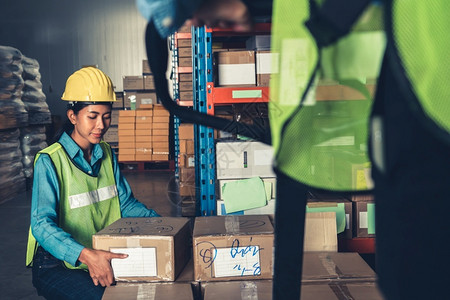 货运在仓库工作的女人物流供应链和仓库业务概念在仓库工作的女人控制货物图片