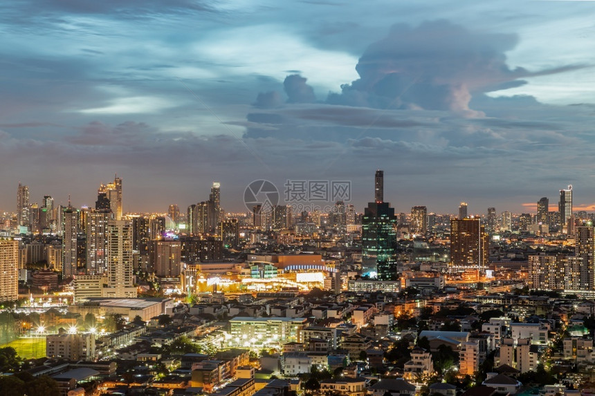 具体来说夜晚街道曼谷泰国20年1月日曼谷市中心城风景在商业区的曼谷市中心晚上有明亮的夜光照灯图片