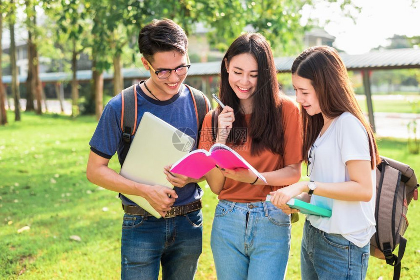 讨论学习的学生们图片