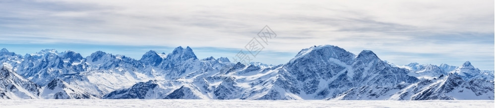 从俄罗斯北高加索山脉埃尔布鲁斯的全景观俄国北高加索山脉雪堆首脑最佳图片