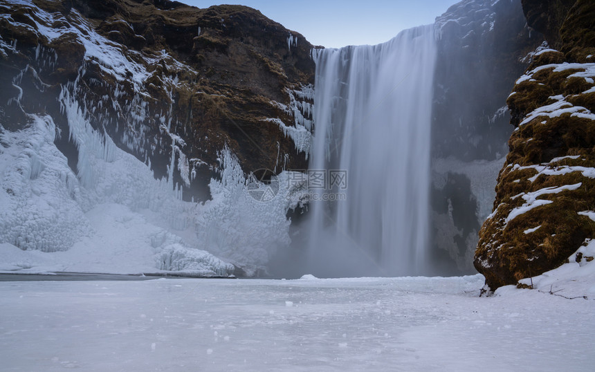 国民美丽的Skogafos在寒冷的冬日冰岛欧洲旅游斯科加瀑布图片