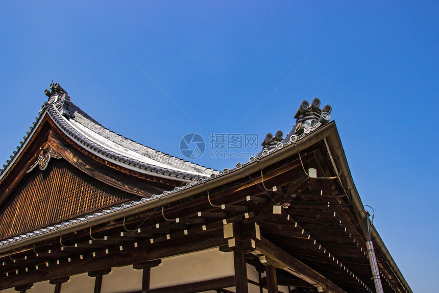 自然2018年3月日本传统木林圣殿屋顶在佛教寺庙和公园是日本京都的特征建筑学平静的图片