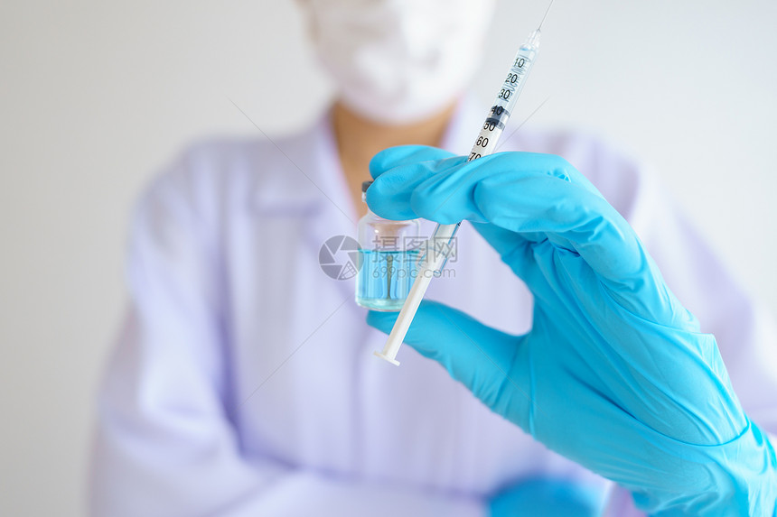 手拿疫苗注射的医生图片