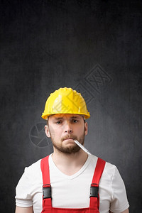四有军人生病的建筑工人嘴里有温度计病态的建筑工人一位病态建筑工人的肖像患病疾制服背景