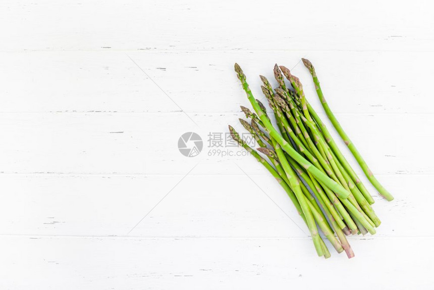 白色木制桌子上新鲜绿色食草动物sparagus的顶级模型复制空间最小房屋烹饪概念为博客或食谱模拟infowhatsthis最佳健图片