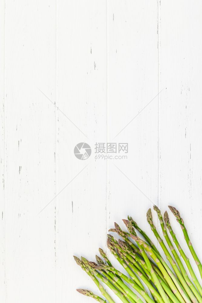 新鲜的植物白色木制桌子上新鲜绿色食草动物sparagus的顶级模型复制空间最小房屋烹饪概念为博客或食谱模拟infowhatsth图片