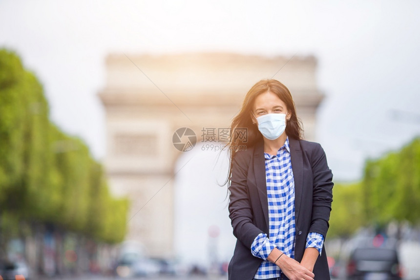巴黎香榭丽舍大街上戴着防毒面具的美女巴黎香榭丽舍大街上的美女假期家庭蓝色的图片