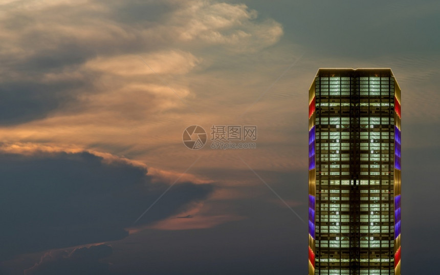 天堂美丽的日落空在云层上方有光辉闪耀的月美丽明亮的日落景观地平线温暖颜色复制空间商业温暖的图片